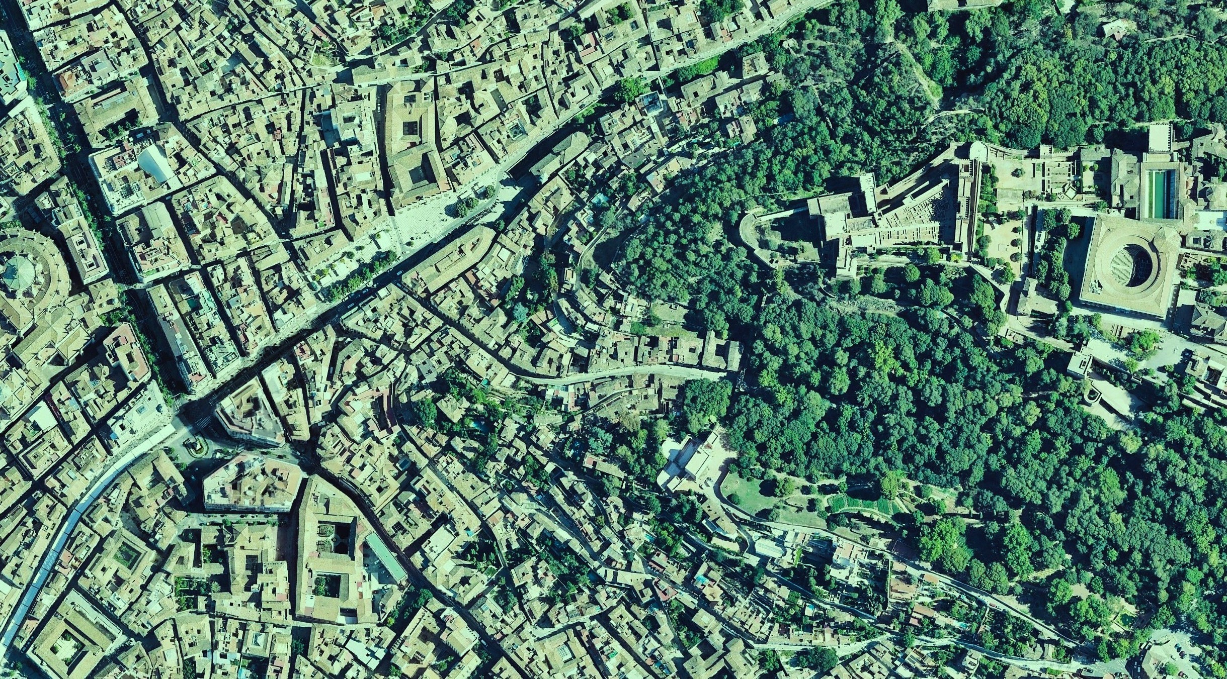 Vista satélite de sedes judiciales de Granada donde Ingeniería del Alto Guadalquivir proyectará instalaciones solares fotovoltaicas